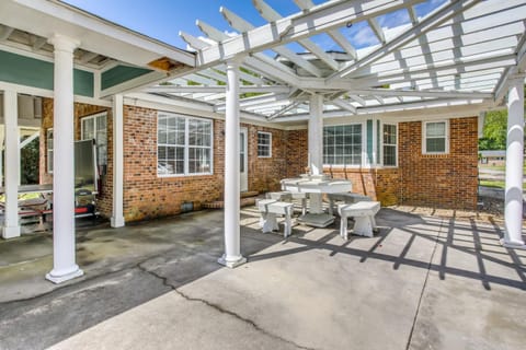 Ping-Pong and Grill Retreat 5 Mi From Boardwalk! House in Socastee