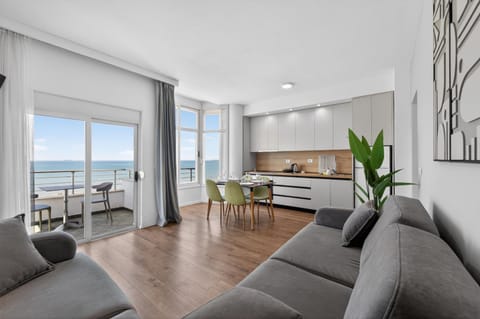 Natural landscape, Kitchen or kitchenette, Living room, Seating area, Dining area, Sea view, minibar, pet friendly, stove