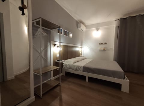 Photo of the whole room, Bedroom, wardrobe