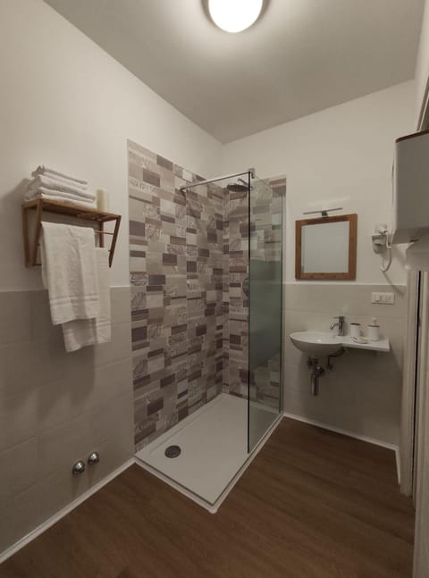 Shower, Bathroom, towels