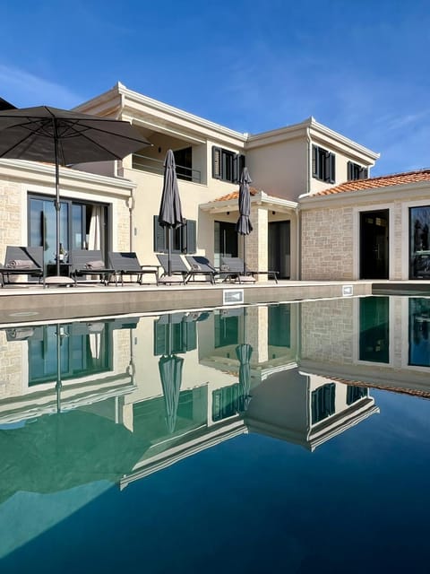 Property building, Swimming pool, sunbed