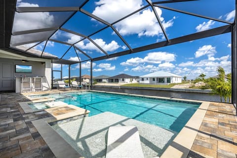 Pool and Spa, Canal Views, Sleeps 12! - Salted Air Villa House in Cape Coral