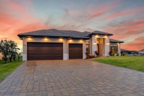 Pool and Spa, Canal Views, Sleeps 12! - Salted Air Villa House in Cape Coral