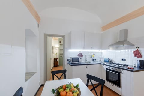 Kitchen or kitchenette, Dining area, minibar, pet friendly