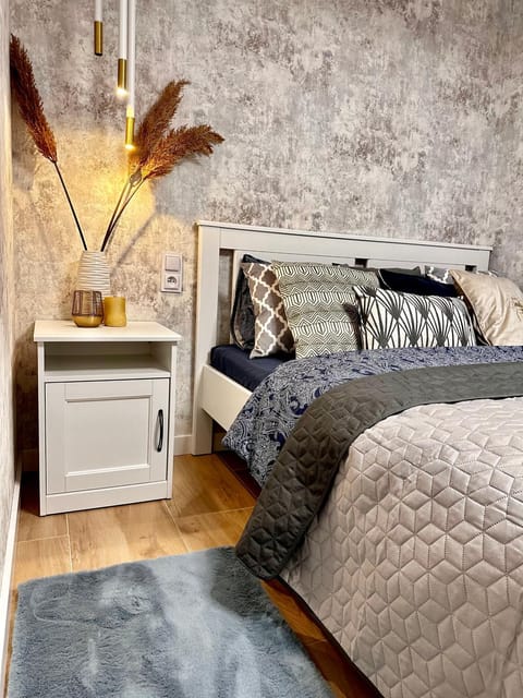 Bed, Photo of the whole room, Seating area, Bedroom