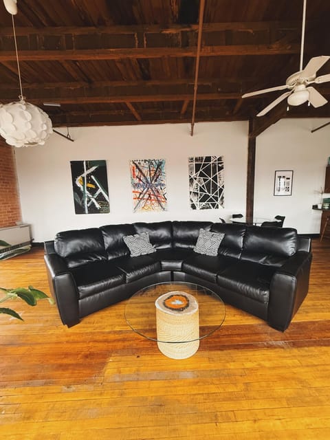 420 Friendly SKYLINE view Downtown Loft FREE Parking Apartment in Windsor