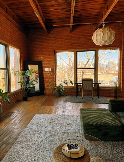 420 Friendly SKYLINE view Downtown Loft FREE Parking Apartment in Windsor