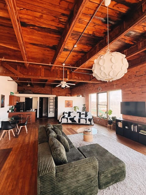 420 Friendly SKYLINE view Downtown Loft FREE Parking Apartment in Windsor