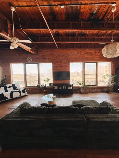 420 Friendly SKYLINE view Downtown Loft FREE Parking Apartment in Windsor