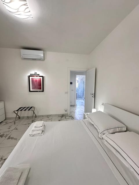 Bed, Photo of the whole room, Bedroom, air conditioner