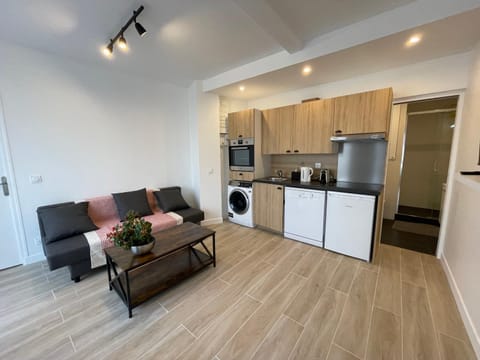 Coffee/tea facilities, Kitchen or kitchenette, Living room, Dining area, dishwasher, oven