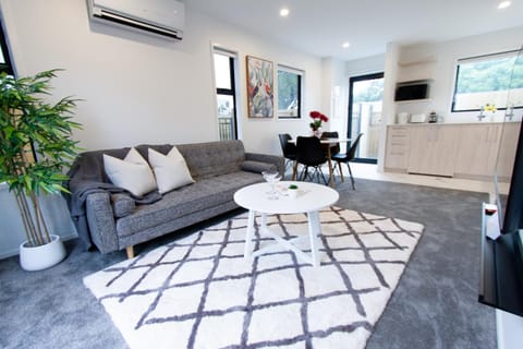 Facade/entrance, TV and multimedia, Kitchen or kitchenette, Living room, Photo of the whole room, Decorative detail, Dining area, hair dresser