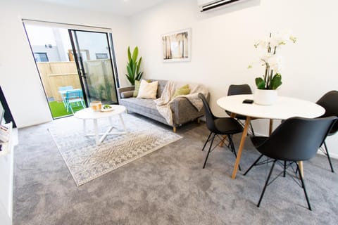 Garden, View (from property/room), Living room, Photo of the whole room, Decorative detail, Dining area, air conditioner