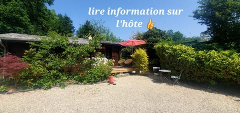 Chalet en pleine nature au bord d'un étang Chalet in Brittany