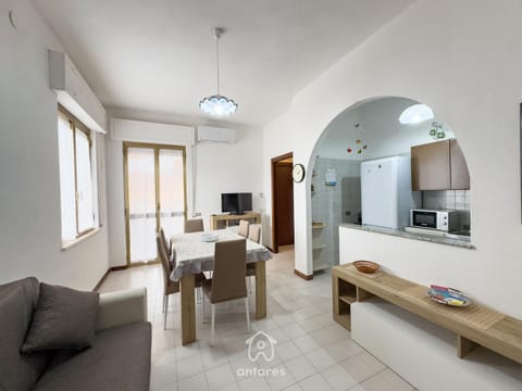 TV and multimedia, Kitchen or kitchenette, Living room, Seating area, Dining area, air conditioner