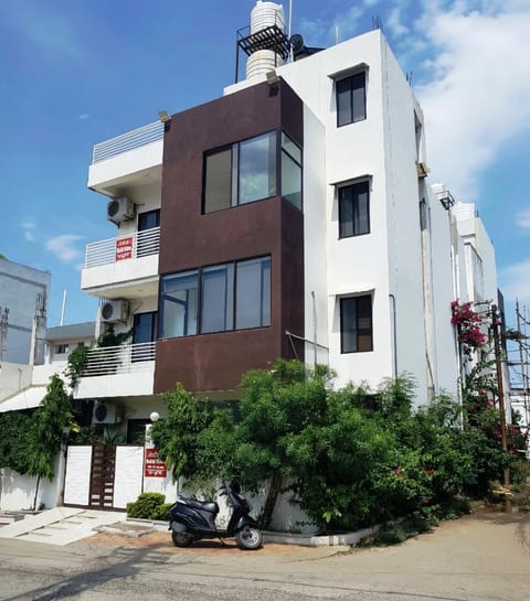 Property building, Day, Neighbourhood, Street view