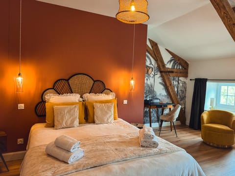 Bed, Photo of the whole room, Bedroom, towels