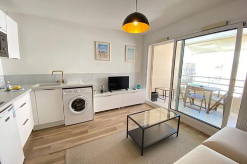 06AI - Beautiful renovated studio - sea and pool view Apartment in Antibes