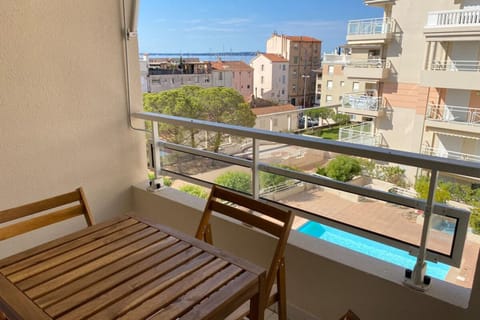 06AI - Beautiful renovated studio - sea and pool view Apartment in Antibes