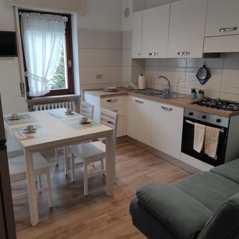 Living room, Seating area, Dining area, dishwasher, pet friendly, stove