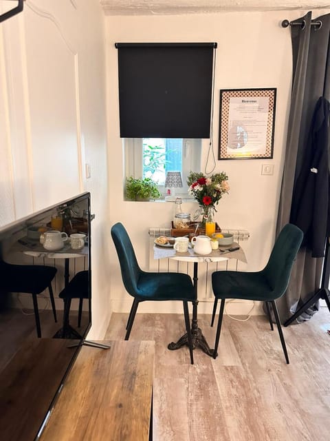 Beau studio et sa terrasse quartier historique Apartment in Moulins