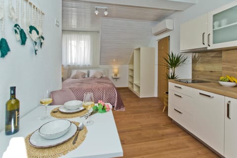 Bed, Kitchen or kitchenette, Photo of the whole room, Dining area, Bedroom