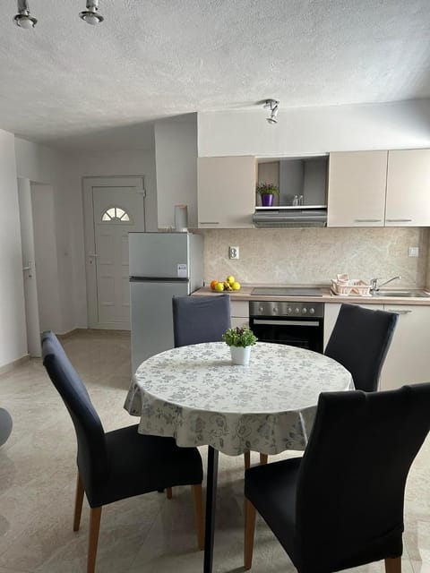 Kitchen or kitchenette, Dining area, pet friendly, stove