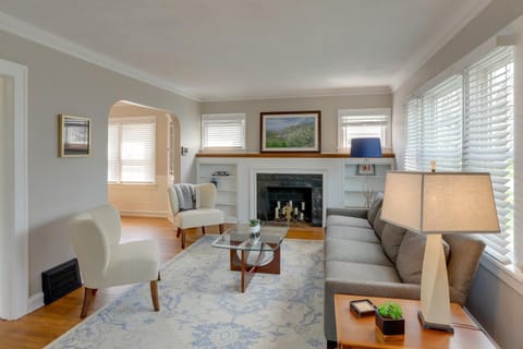 Walk to Lake Erie Chic Home, Private Yard and Deck House in Lake Erie