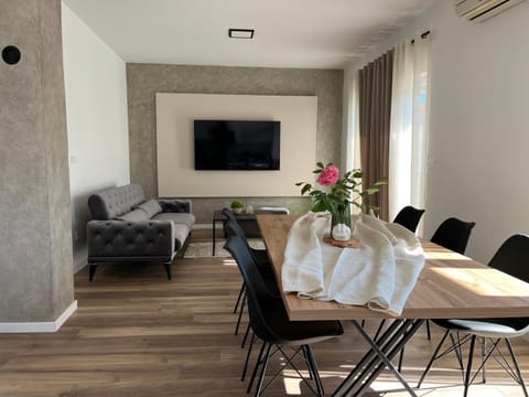 TV and multimedia, Living room, Seating area, Dining area