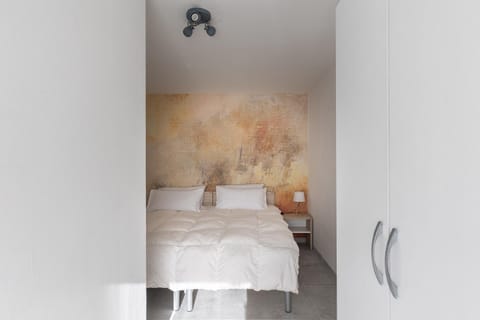Restaurant/places to eat, Bed, Photo of the whole room, Decorative detail, Floor plan, Bedroom, children, young children, young children, older children, Family, ATM, flat iron, furniture, hair dresser, hair dryier, heating, internet, internet, towels, wardrobe, washing machine, air conditioner