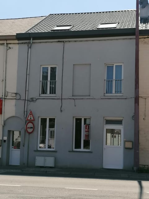 La Maison Heureuse Apartment in Charleroi
