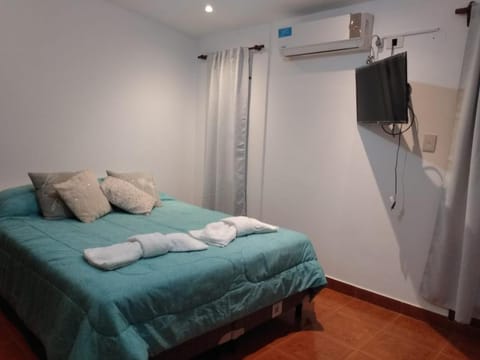 Bed, TV and multimedia, Photo of the whole room, Bedroom, towels, wardrobe, air conditioner