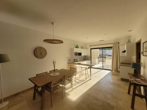 Seating area, Dining area