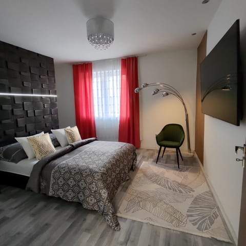 Bed, TV and multimedia, Bedroom