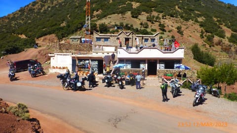 Property building, Day, People, Neighbourhood, Natural landscape, Activities, Mountain view, group of guests
