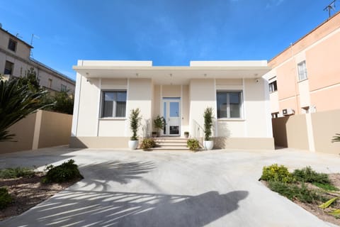 Property building, Facade/entrance, Day