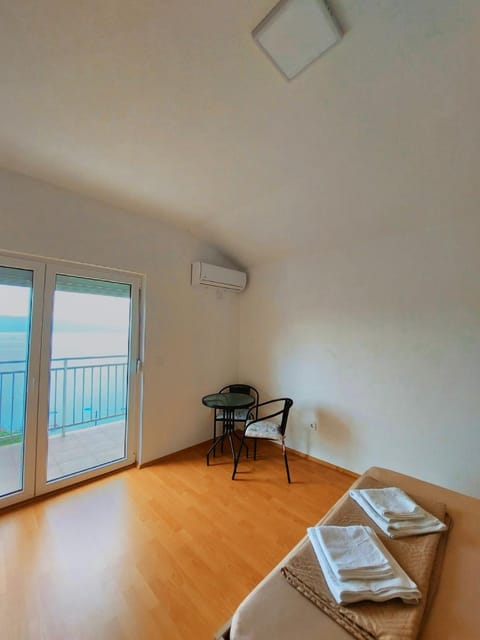 Balcony/Terrace, Bedroom, wardrobe, air conditioner