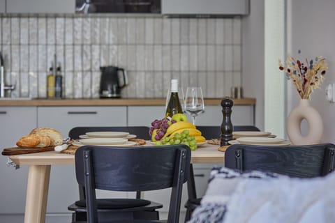 Kitchen or kitchenette, Dining area
