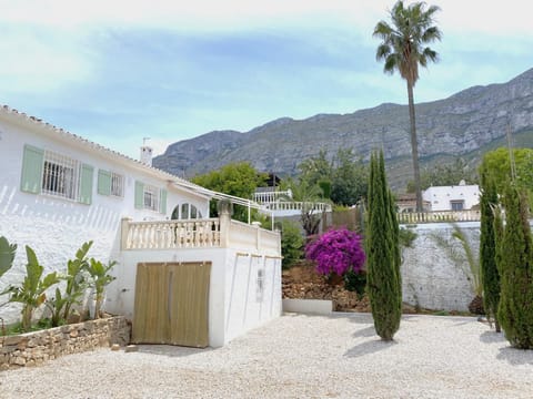 Property building, Nearby landmark, Natural landscape, Garden, Garden, Balcony/Terrace, Garden view, Mountain view