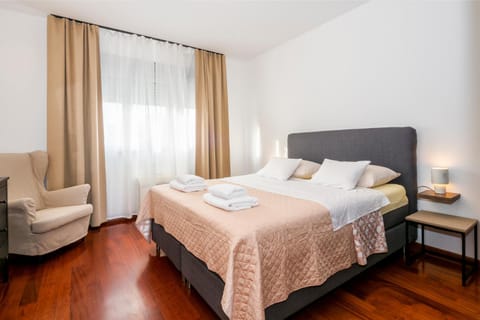 Bed, Seating area, Bedroom, towels