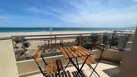 Patio, Day, Natural landscape, View (from property/room), Balcony/Terrace, Dining area, Beach, Evening entertainment, Sea view, Sea view, Street view, Street view, Meals, Dinner, Sunrise, hair dresser