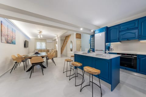 Kitchen or kitchenette, Living room, Seating area, minibar, oven, stove