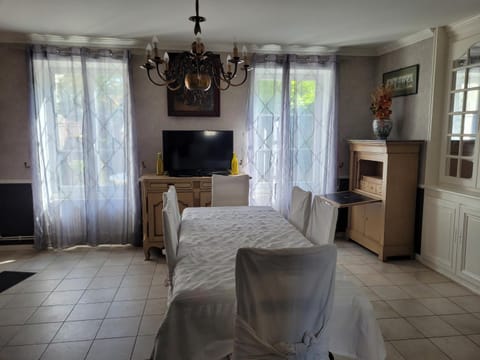 TV and multimedia, Living room, Seating area, Dining area