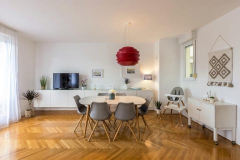 TV and multimedia, Seating area, Dining area