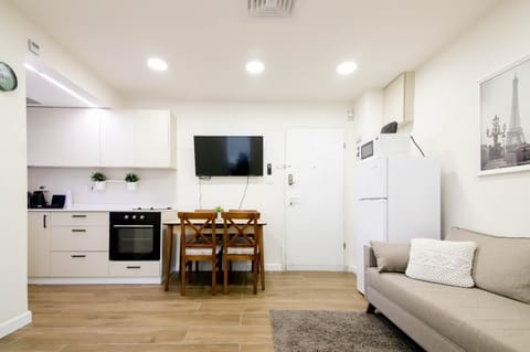 TV and multimedia, Living room, Seating area, Dining area, oven