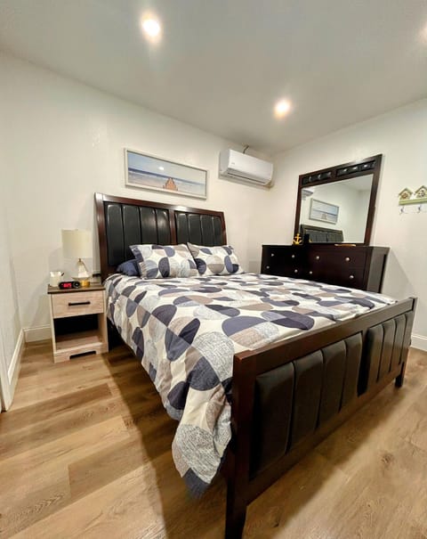 Bed, TV and multimedia, Photo of the whole room, Seating area, Evening entertainment, Bedroom, air conditioner