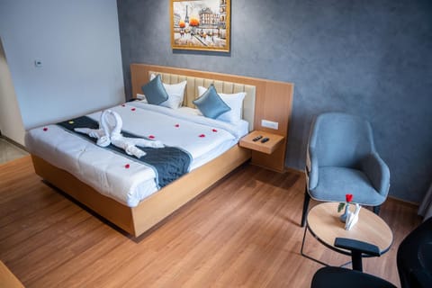 Bed, View (from property/room), Living room, Photo of the whole room, Seating area, Bedroom, towels