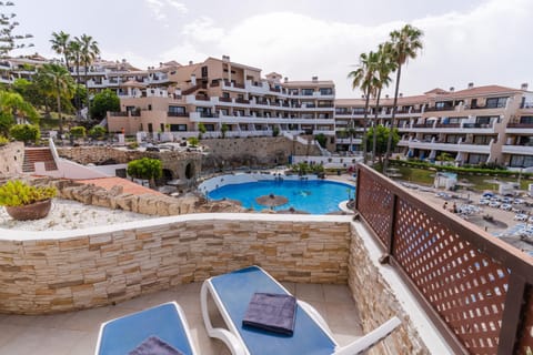 Balcony/Terrace, Pool view, sunbed