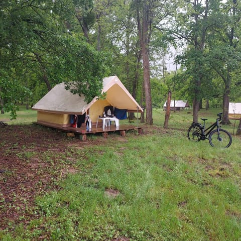 Camping Onlycamp Le Port Campground/ 
RV Resort in Centre-Val de Loire