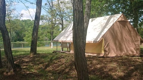 Camping Onlycamp Le Port Campground/ 
RV Resort in Centre-Val de Loire